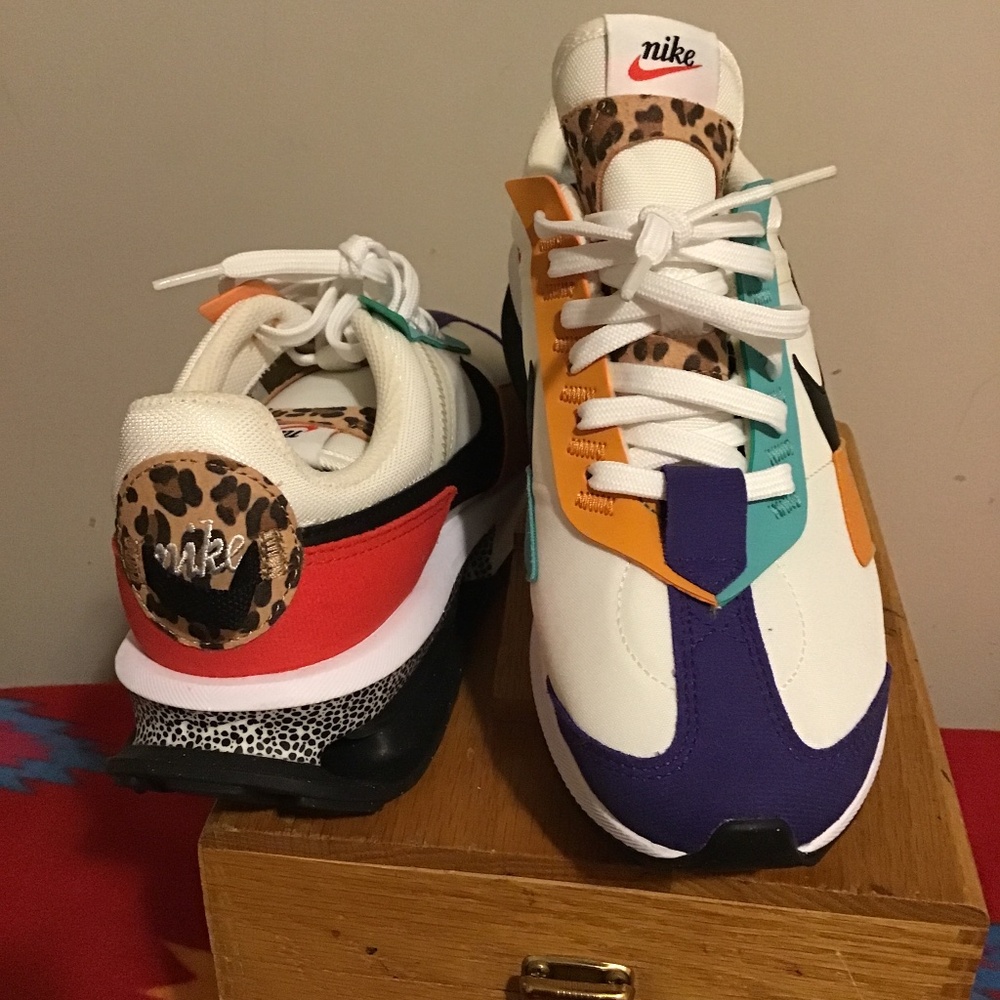 🔥Sale Nike, NWOT, no box, size U S 7, gorgeous graphics